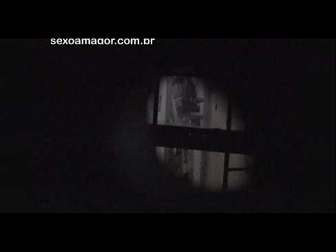 ❤️ Sarışın, içi boş tuğlaların arkasına gizlenmiş bir mahalle röntgencisi tarafından gizlice videoya alınır ❤️ Süper porno bizde ﹏